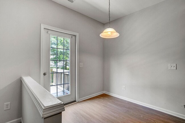 Building Photo - BEAUTIFUL TOWNHOUSE WITH COMMUNITY POOL