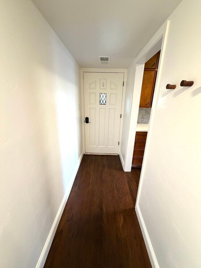 Building Photo - Charming 3-Bed, 1-Bath West Sacramento Home – Updated with Solar!