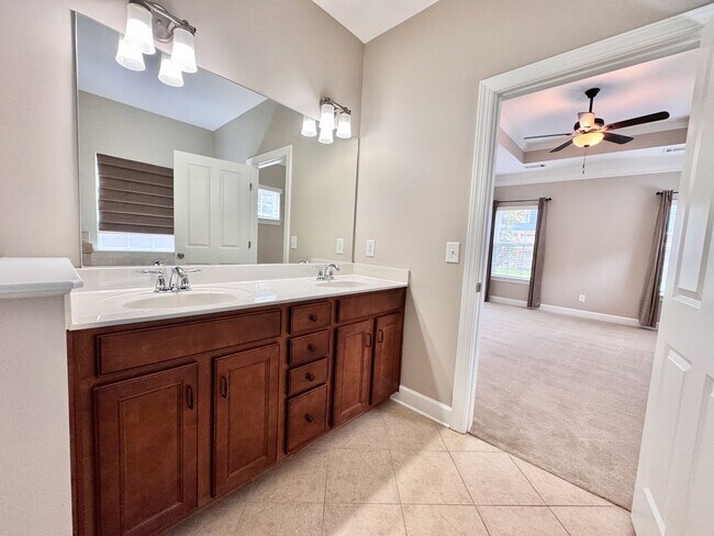 Building Photo - 3 Bedroom, 3 Bathroom Home w/ 2 Car Garage...