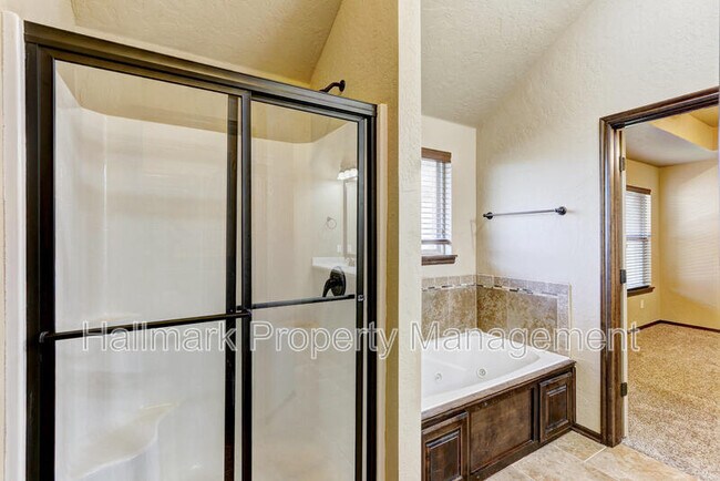 Building Photo - 508 Whispering Oaks Blvd