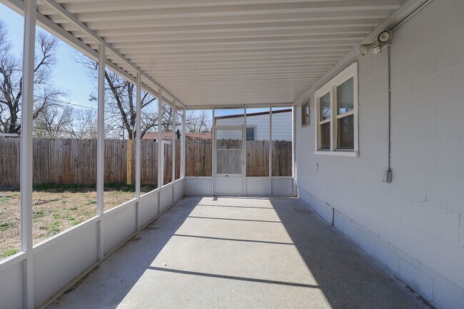 Building Photo - AVAILABLE NOW | VOUCHERS WELCOMED | 4 Bed | 2 Bath | West Tulsa
