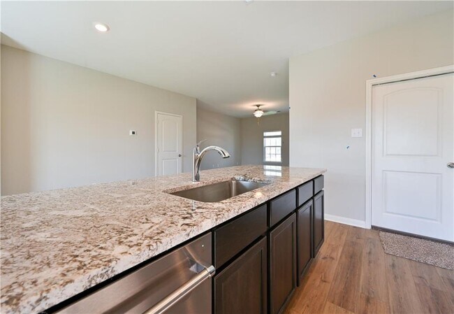 Building Photo - 252 Mount Vernon Way