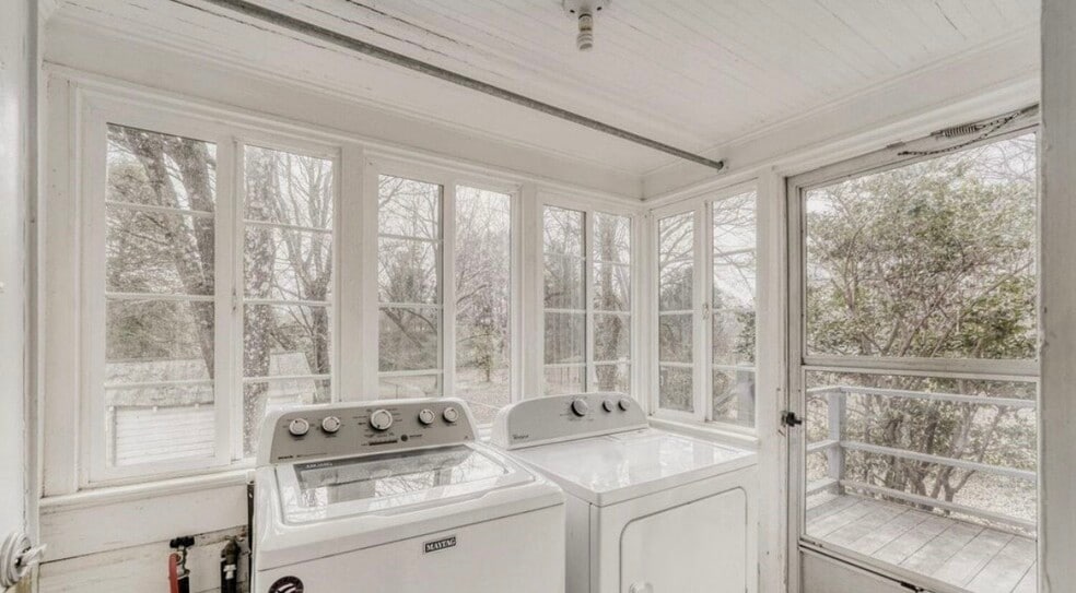 Building Photo - 639 E Iredell Ave