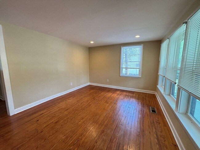 Building Photo - Available 9/1! Newly Renovated in Downtown...