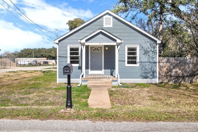 Primary Photo - 918 W Lang St