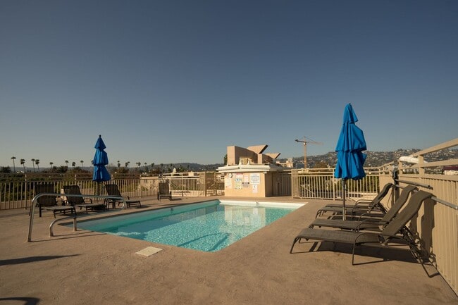 Building Photo - Beverly Hills Prime Location - 2 bed 2.5 bathroom