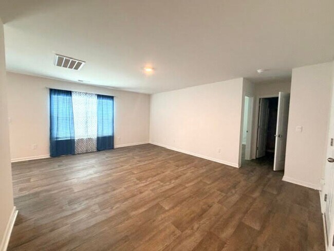 Building Photo - 526 Leven Dr