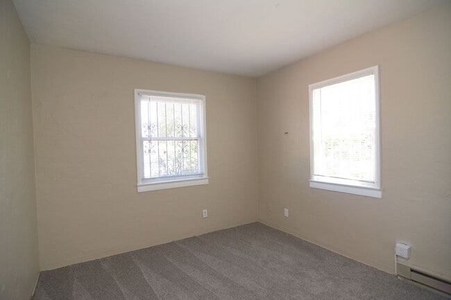 Building Photo - Huge 4 Bedroom 2  Bath! Close to the University!