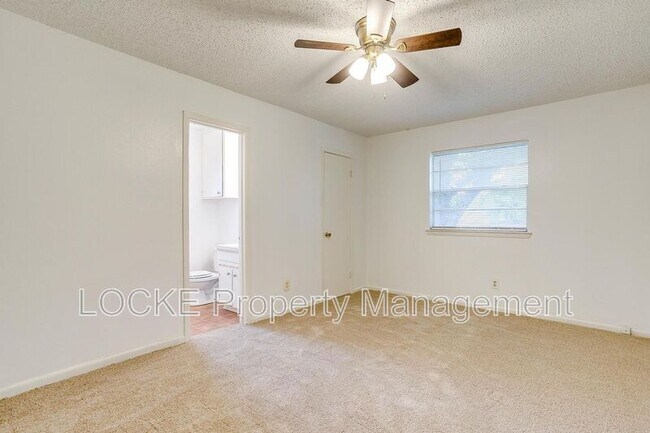 Building Photo - 812 E Prairie View Rd