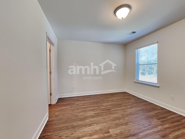 Building Photo - 509 W Lionel Rd