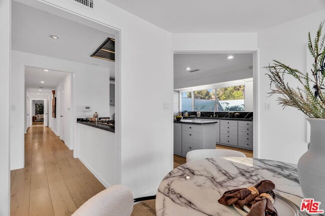 Building Photo - 802 N Crescent Dr