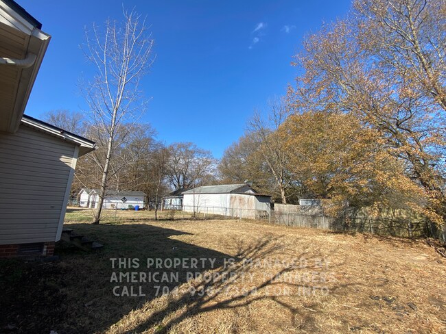 Building Photo - 605 E 10th St