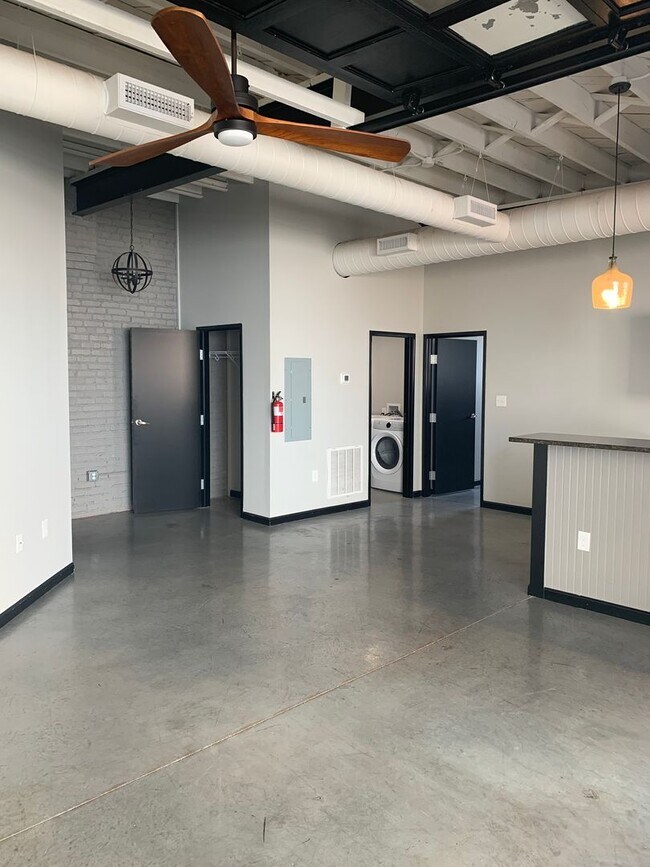 Building Photo - Ford Building