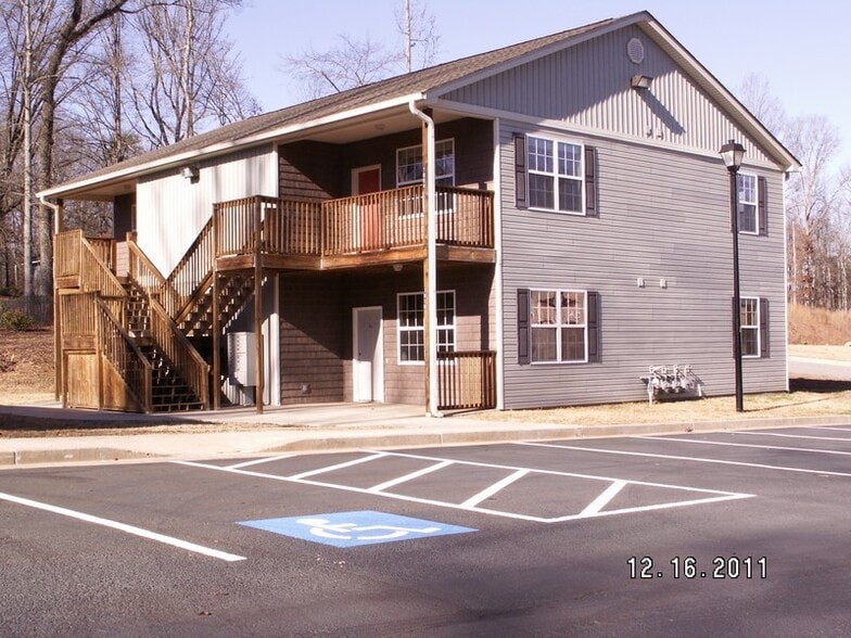 Building Photo - 7400 Courtyard Dr