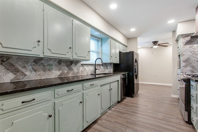 Building Photo - 9922 Fieldcrest Dr