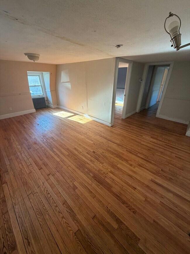 Building Photo - 1002 Main St