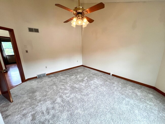 Building Photo - 1256 Queens Dr
