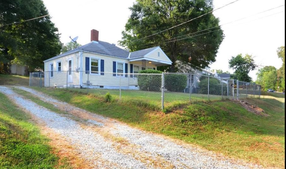 Fully fenced yard in a quiet residential setting. - 1607 Robinhood Rd