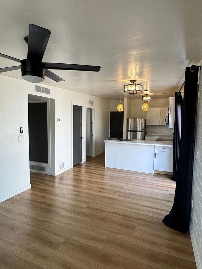 Building Photo - 205 W 25th St