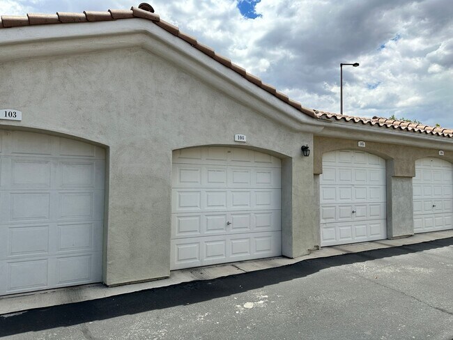 Building Photo - Summerlin Stunner!!