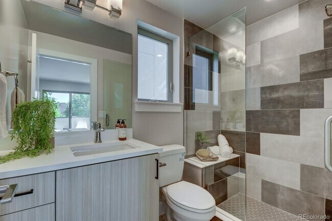 Building Photo - Cherry Creek Townhome - 4 Bed, 4 Bath, Detached Garage