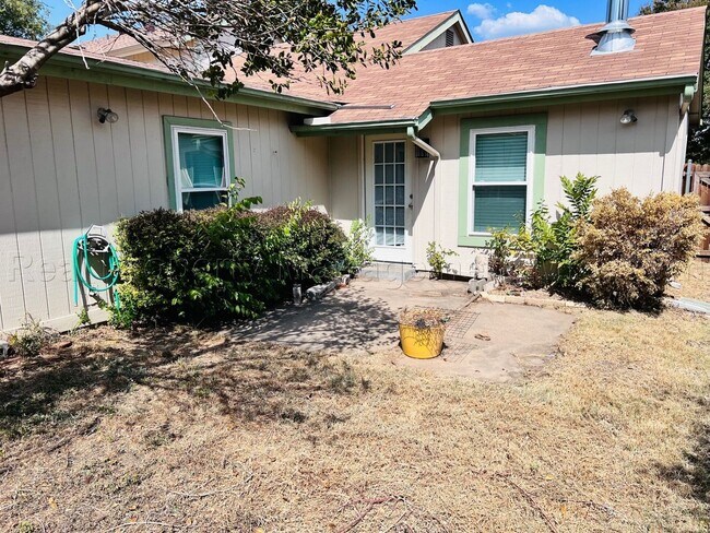 Building Photo - Charming 2 bedroom 1-bathroom Duplex unit features a prime location