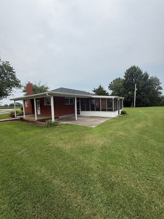 Building Photo - Charming 3-Bedroom, 3-Bathroom Farmhouse outside of Sturgeon MO - just 15 minutes from Columbia!