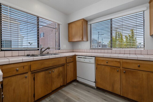 Building Photo - Mission Beach. 3 bedroom, 2.5 bath, 2 car garage,