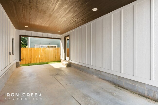 Building Photo - Stunning Compact Cottage in South Asheville