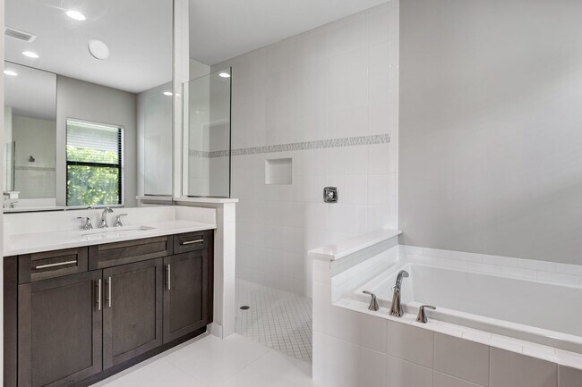 Building Photo - ** STONECREEK ** 3 BED + DEN / 3.5 BATH - ...