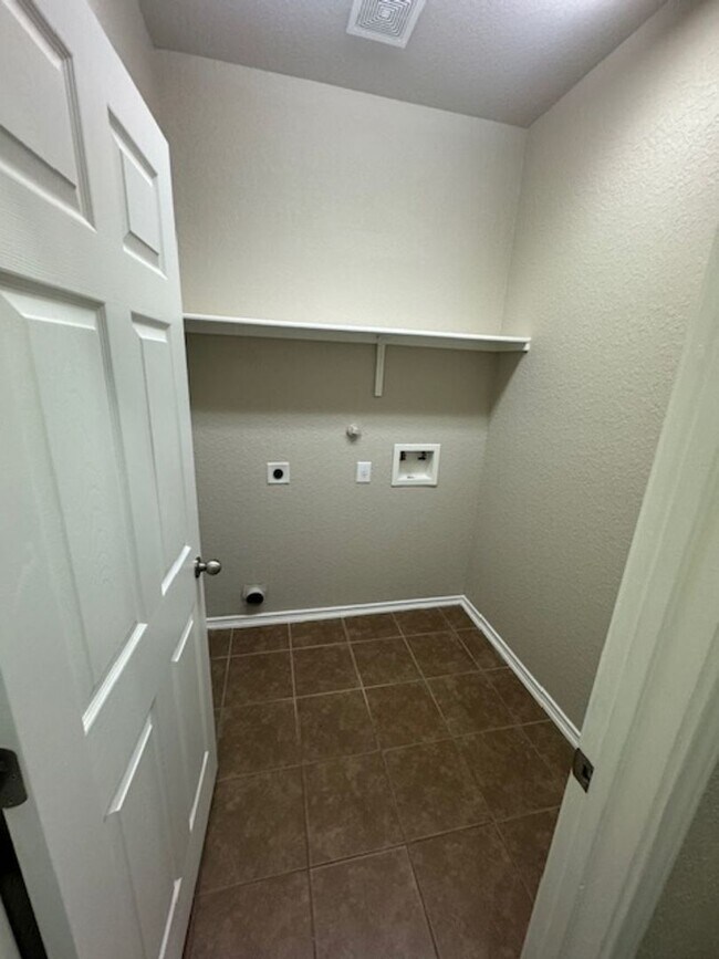 Building Photo - Must See Newly Updated 5/3.5 Home in Alamo...