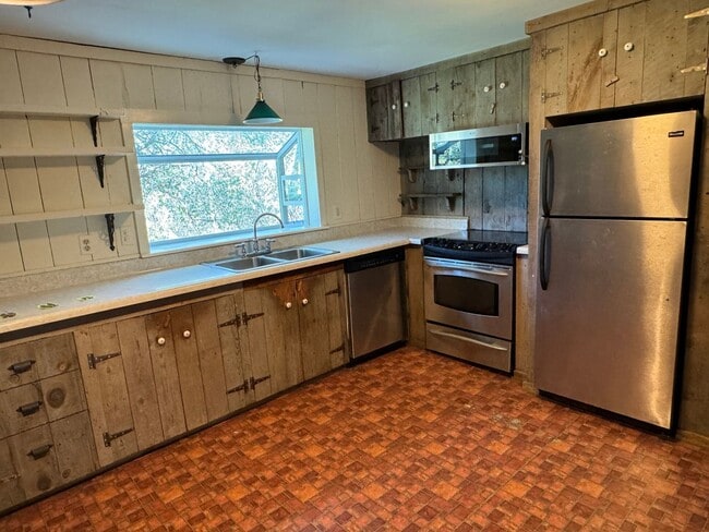 Building Photo - 3 Bedroom, 2.5 Bathroom Home in Cedar Crest