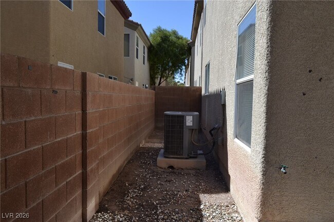 Building Photo - 520 Taunton St