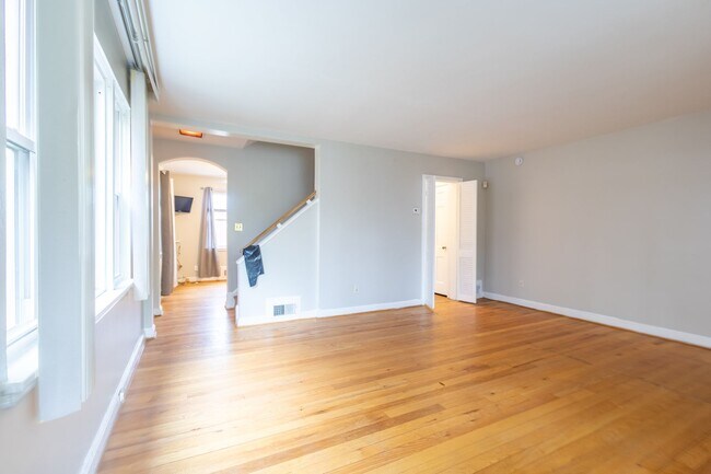 Building Photo - Lovely 3 BR/2 BA Semi-Detached Home in Nor...