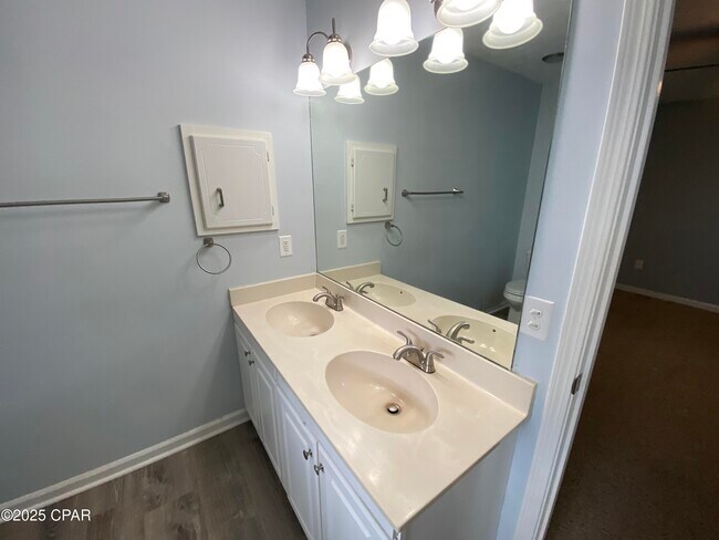Building Photo - 3657 Oakbrook Ln