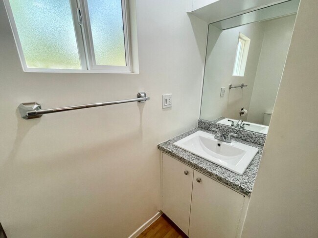 Building Photo - 3227 Bennett Dr