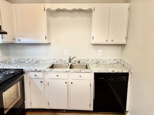 Building Photo - 2 Bedroom Condo off Alumni!