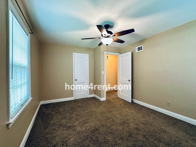 Building Photo - Adorable Ranch in Roeland Park w/ Wood Flo...