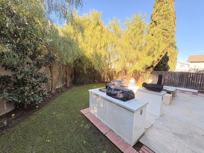 Building Photo - Upgraded 3 bedroom, 2 1/2 bath home with HUGE private yard.  This is a true hidden gem.