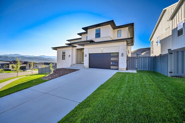 Building Photo - 1722 Oakridge Cir