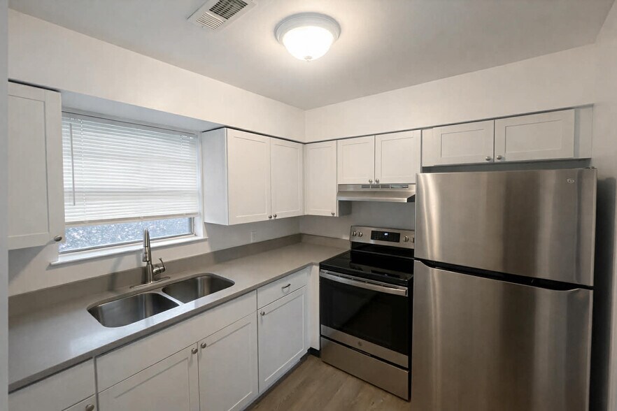 Building Photo - 2524 18th Pl S