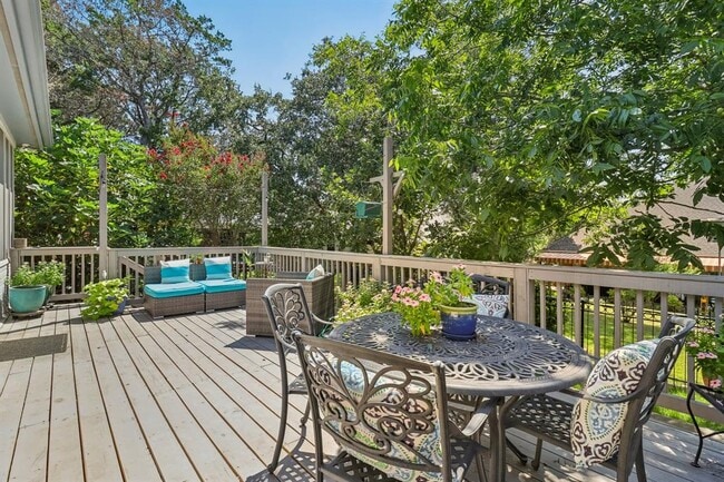 Building Photo - 617 Evergreen Ln