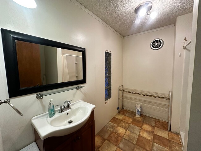 Building Photo - Private 1 Bed 1 Bath Home (Heat/Fuel and S...