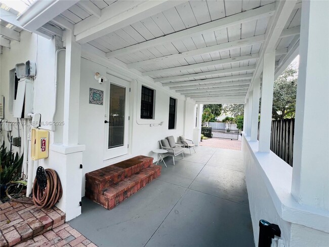 Building Photo - 1407 SE 2nd St