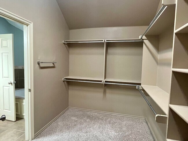 Building Photo - Gorgeous 4 Bed 2 Bath In Edmond