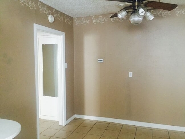 Building Photo - 615 Monroe St