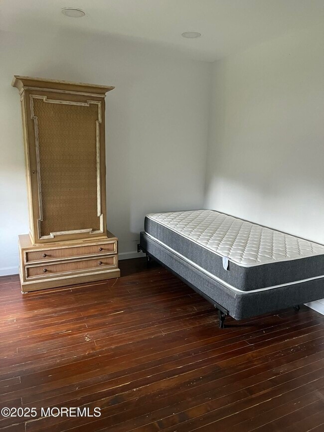 Building Photo - 406 Lake Dr