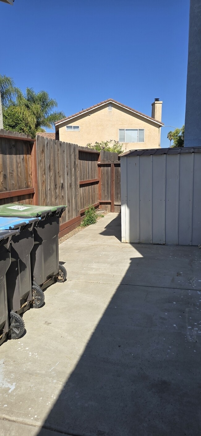Building Photo - Weston Ranch 4 Bedroom 3 Bathroom Home