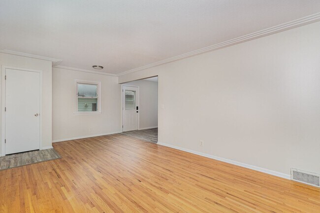 Building Photo - Spacious 5bed|2bath Home w/ Large Backyard...