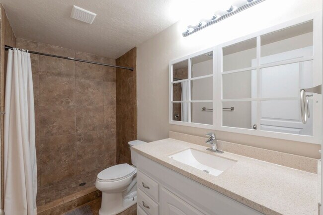 Building Photo - Resort-Style Living near Traverse Mountain